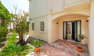 Vivienda pareada de lujo totalmente reformada, en primera línea de golf, en venta en La Quinta, Marbella - Benahavís 804492 