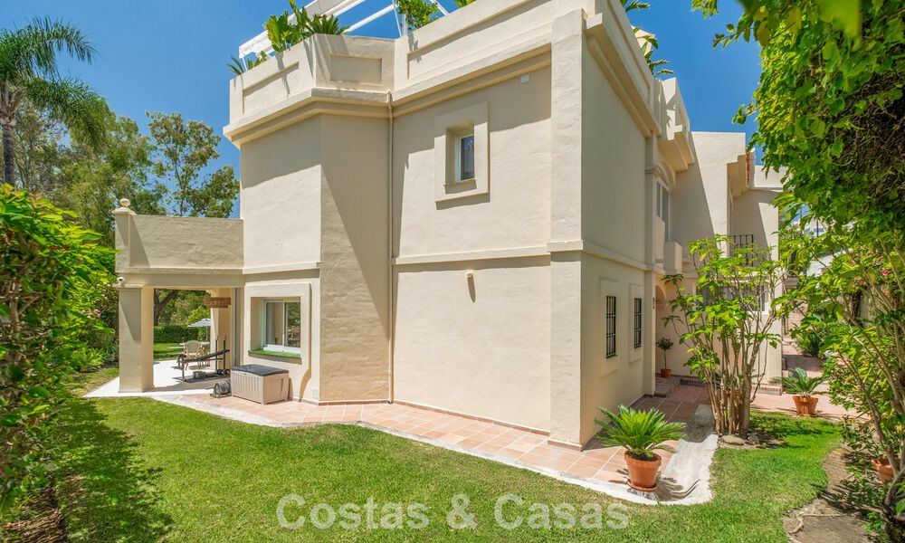 Vivienda pareada de lujo totalmente reformada, en primera línea de golf, en venta en La Quinta, Marbella - Benahavís 804493