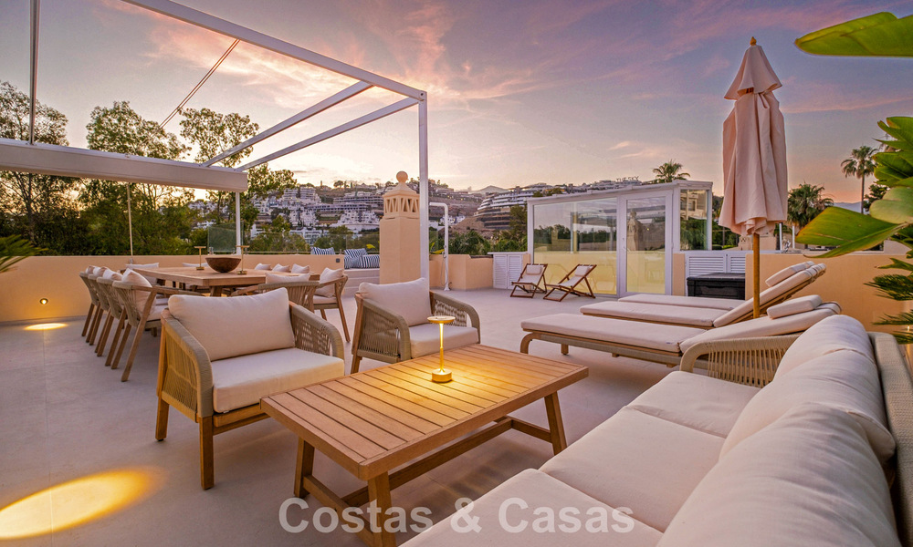 Vivienda pareada de lujo totalmente reformada, en primera línea de golf, en venta en La Quinta, Marbella - Benahavís 804496