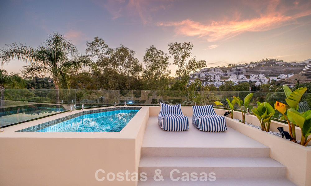 Vivienda pareada de lujo totalmente reformada, en primera línea de golf, en venta en La Quinta, Marbella - Benahavís 804497