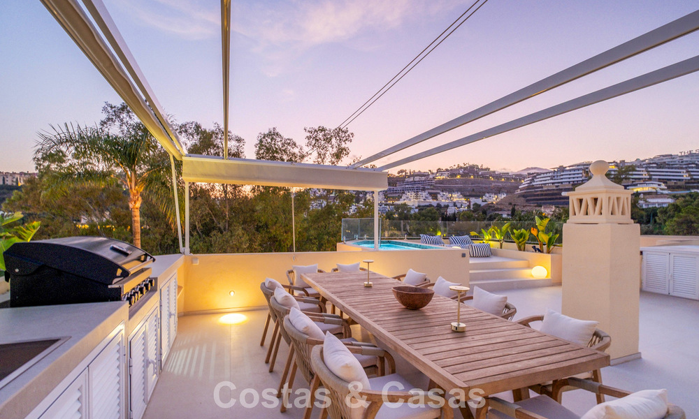 Vivienda pareada de lujo totalmente reformada, en primera línea de golf, en venta en La Quinta, Marbella - Benahavís 804499