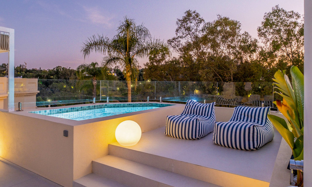 Vivienda pareada de lujo totalmente reformada, en primera línea de golf, en venta en La Quinta, Marbella - Benahavís 804500