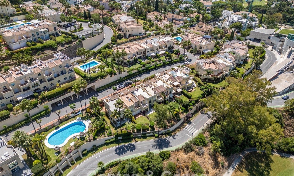 Vivienda pareada de lujo totalmente reformada, en primera línea de golf, en venta en La Quinta, Marbella - Benahavís 804505