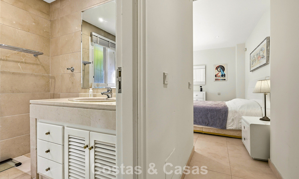 Apartamento en planta baja en venta a solo 50 metros de la playa en la New Golden Mile, entre Marbella y Estepona 804524