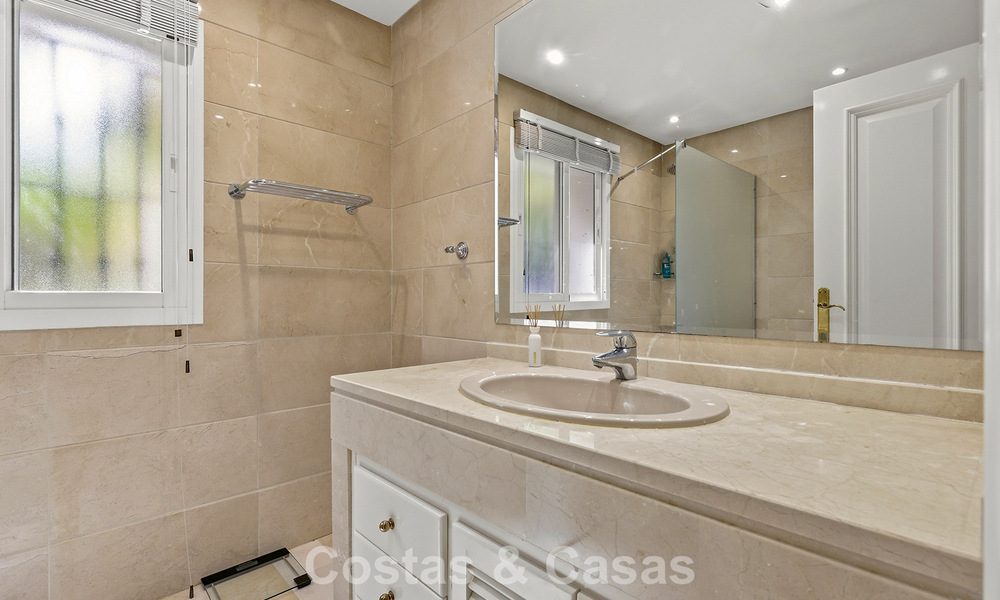 Apartamento en planta baja en venta a solo 50 metros de la playa en la New Golden Mile, entre Marbella y Estepona 804525