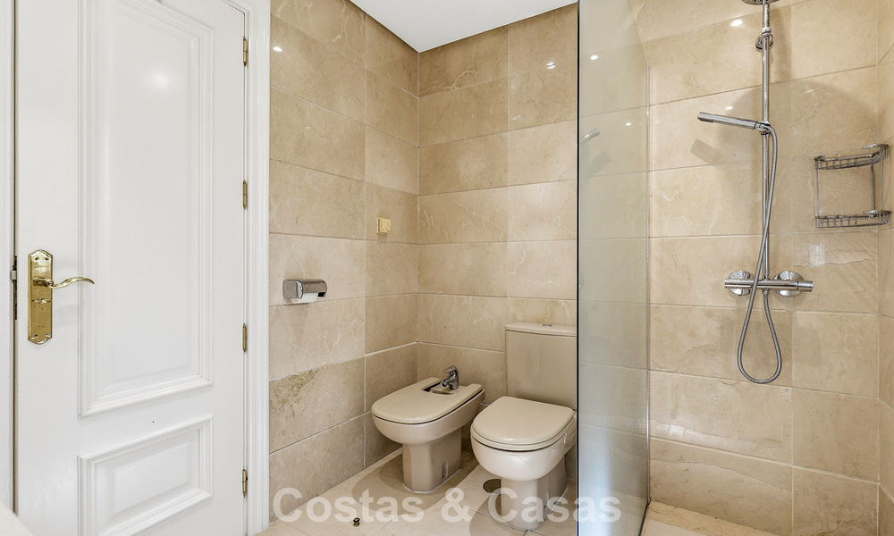 Apartamento en planta baja en venta a solo 50 metros de la playa en la New Golden Mile, entre Marbella y Estepona 804526