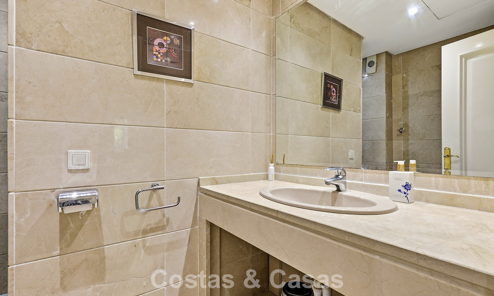 Apartamento en planta baja en venta a solo 50 metros de la playa en la New Golden Mile, entre Marbella y Estepona 804527