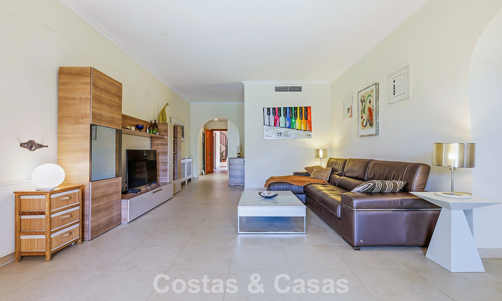 Apartamento en planta baja en venta a solo 50 metros de la playa en la New Golden Mile, entre Marbella y Estepona 804533