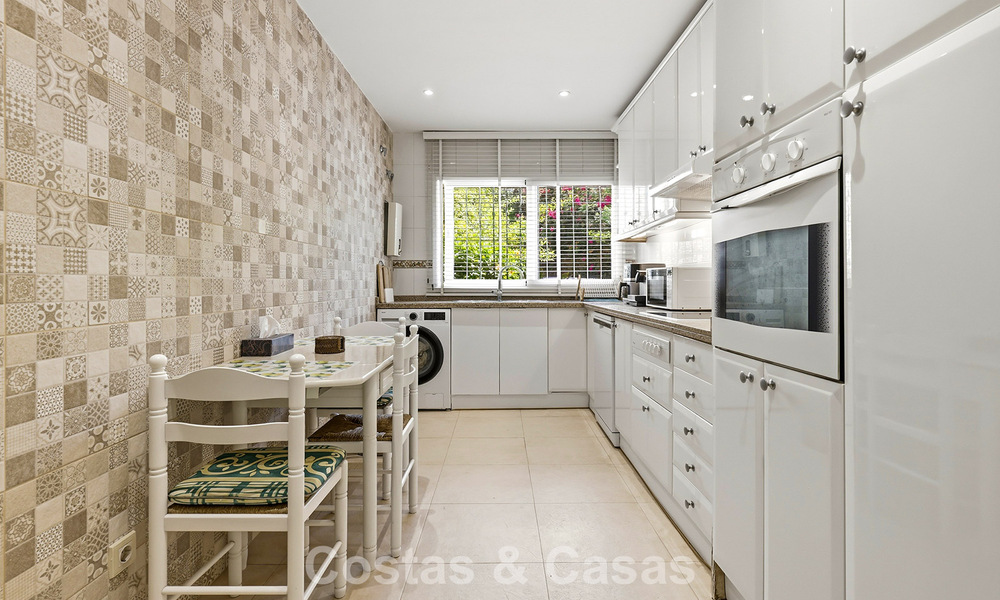 Apartamento en planta baja en venta a solo 50 metros de la playa en la New Golden Mile, entre Marbella y Estepona 804553