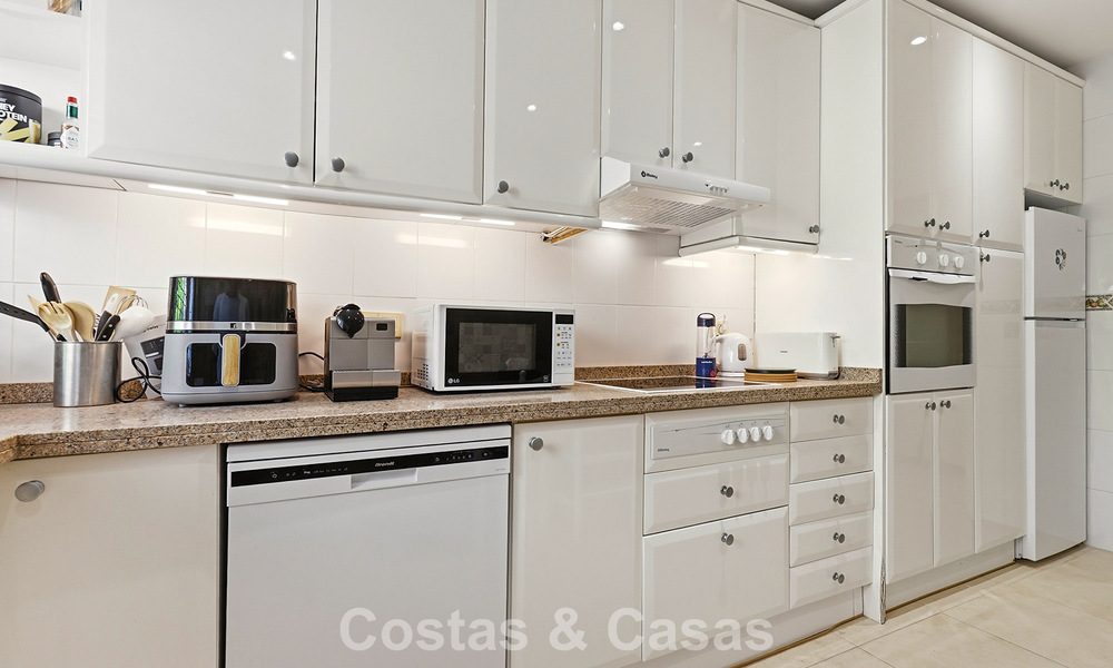 Apartamento en planta baja en venta a solo 50 metros de la playa en la New Golden Mile, entre Marbella y Estepona 804554