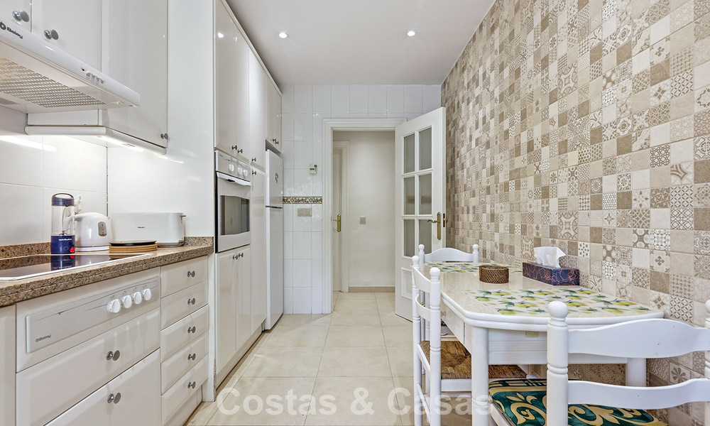 Apartamento en planta baja en venta a solo 50 metros de la playa en la New Golden Mile, entre Marbella y Estepona 804555