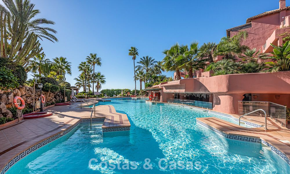 Prestigioso apartamento en planta baja con jardín en venta en un complejo en primera línea de playa entre Marbella y Estepona 804960