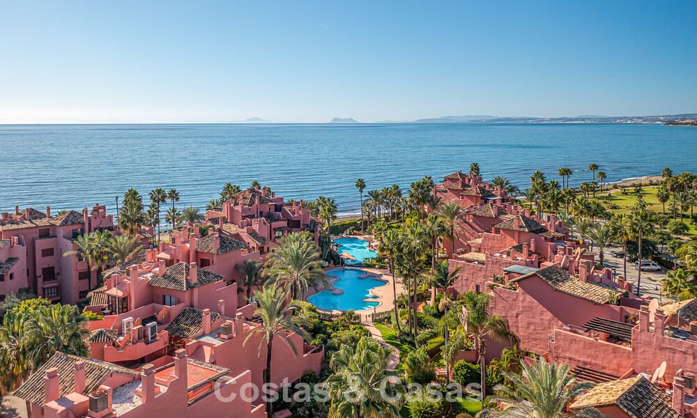 Prestigioso apartamento en planta baja con jardín en venta en un complejo en primera línea de playa entre Marbella y Estepona 804961