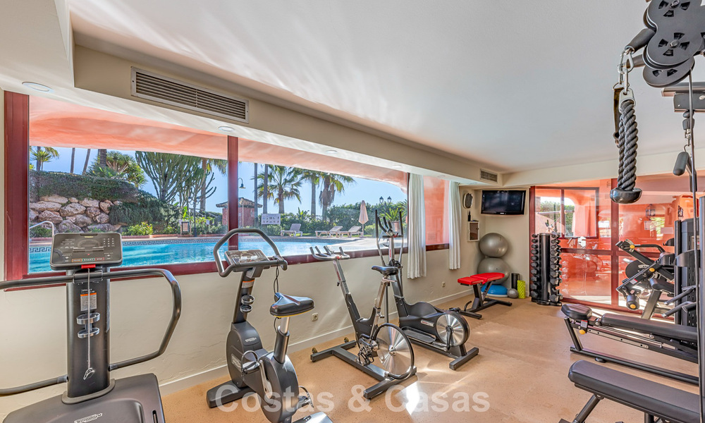Prestigioso apartamento en planta baja con jardín en venta en un complejo en primera línea de playa entre Marbella y Estepona 804962