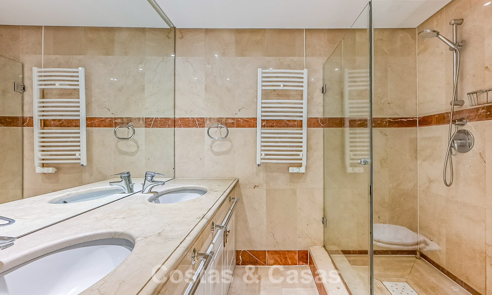 Prestigioso apartamento en planta baja con jardín en venta en un complejo en primera línea de playa entre Marbella y Estepona 804963
