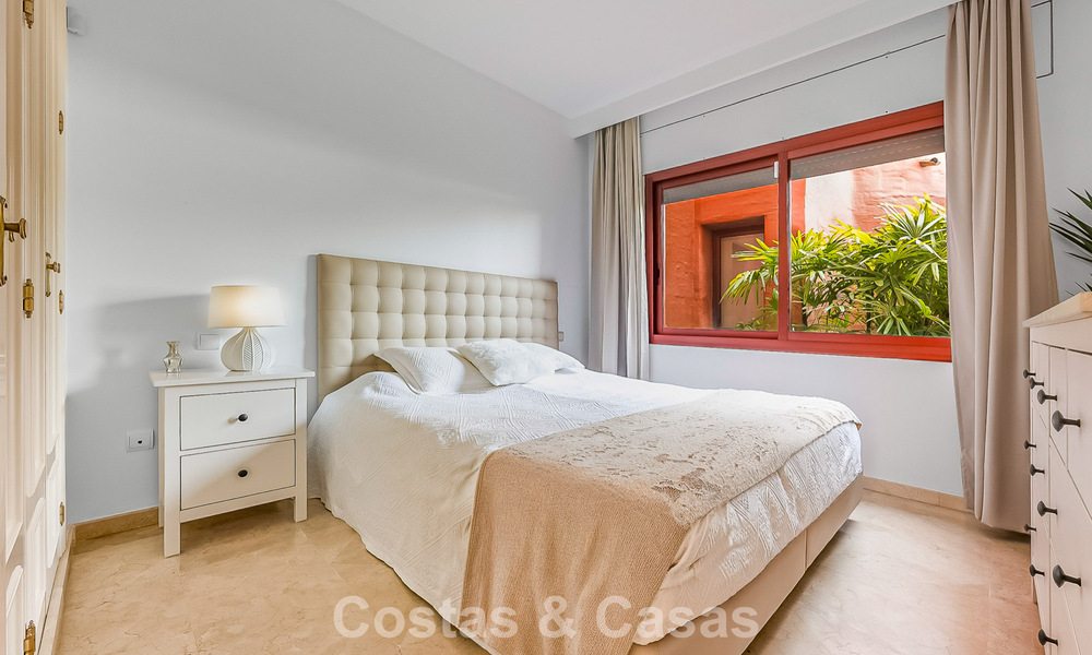Prestigioso apartamento en planta baja con jardín en venta en un complejo en primera línea de playa entre Marbella y Estepona 804964