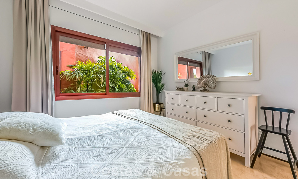Prestigioso apartamento en planta baja con jardín en venta en un complejo en primera línea de playa entre Marbella y Estepona 804965