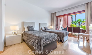 Prestigioso apartamento en planta baja con jardín en venta en un complejo en primera línea de playa entre Marbella y Estepona 804966 