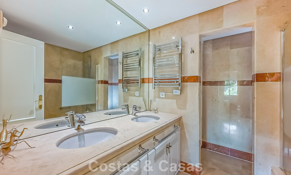 Prestigioso apartamento en planta baja con jardín en venta en un complejo en primera línea de playa entre Marbella y Estepona 804967