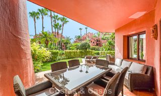 Prestigioso apartamento en planta baja con jardín en venta en un complejo en primera línea de playa entre Marbella y Estepona 804968 
