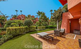 Prestigioso apartamento en planta baja con jardín en venta en un complejo en primera línea de playa entre Marbella y Estepona 804969 