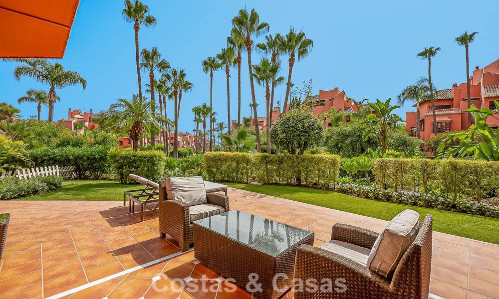 Prestigioso apartamento en planta baja con jardín en venta en un complejo en primera línea de playa entre Marbella y Estepona 804970