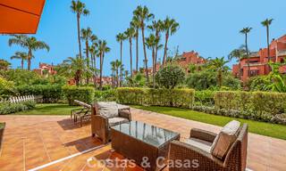 Prestigioso apartamento en planta baja con jardín en venta en un complejo en primera línea de playa entre Marbella y Estepona 804970 