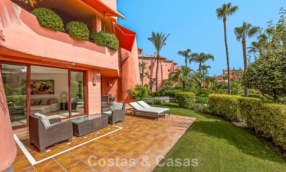 Prestigioso apartamento en planta baja con jardín en venta en un complejo en primera línea de playa entre Marbella y Estepona 804971