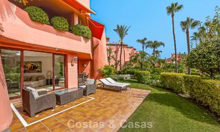 Prestigioso apartamento en planta baja con jardín en venta en un complejo en primera línea de playa entre Marbella y Estepona 804971 