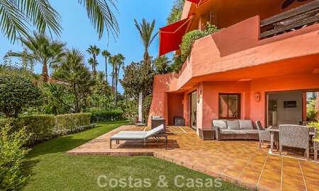 Prestigioso apartamento en planta baja con jardín en venta en un complejo en primera línea de playa entre Marbella y Estepona 804972