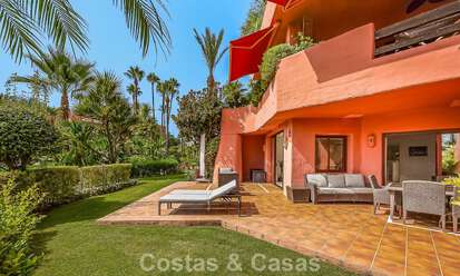 Prestigioso apartamento en planta baja con jardín en venta en un complejo en primera línea de playa entre Marbella y Estepona 804972