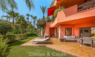 Prestigioso apartamento en planta baja con jardín en venta en un complejo en primera línea de playa entre Marbella y Estepona 804972 