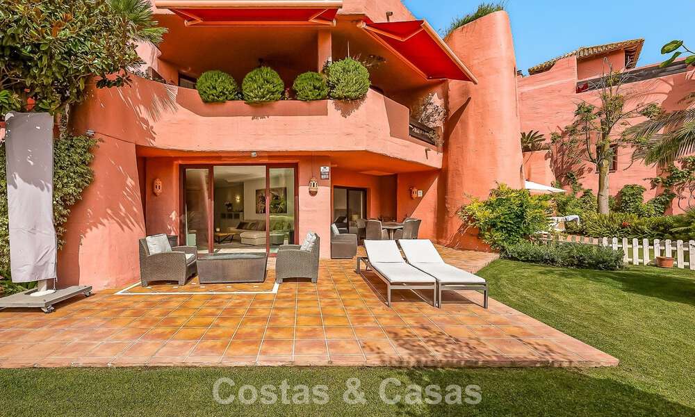 Prestigioso apartamento en planta baja con jardín en venta en un complejo en primera línea de playa entre Marbella y Estepona 804973