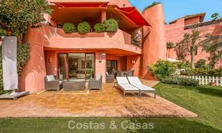 Prestigioso apartamento en planta baja con jardín en venta en un complejo en primera línea de playa entre Marbella y Estepona 804973 