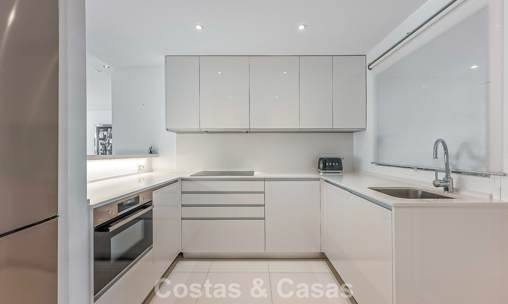 Prestigioso apartamento en planta baja con jardín en venta en un complejo en primera línea de playa entre Marbella y Estepona 804974