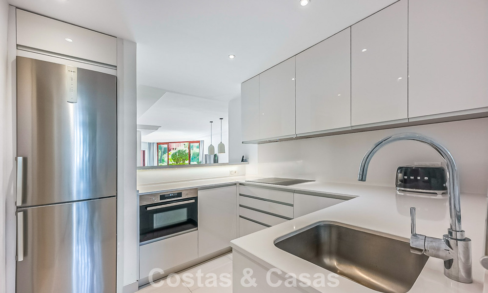Prestigioso apartamento en planta baja con jardín en venta en un complejo en primera línea de playa entre Marbella y Estepona 804975