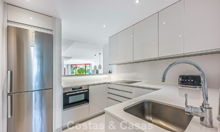 Prestigioso apartamento en planta baja con jardín en venta en un complejo en primera línea de playa entre Marbella y Estepona 804975 