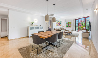 Prestigioso apartamento en planta baja con jardín en venta en un complejo en primera línea de playa entre Marbella y Estepona 804976 