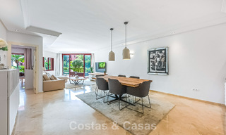 Prestigioso apartamento en planta baja con jardín en venta en un complejo en primera línea de playa entre Marbella y Estepona 804977 