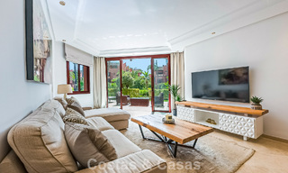 Prestigioso apartamento en planta baja con jardín en venta en un complejo en primera línea de playa entre Marbella y Estepona 804978 