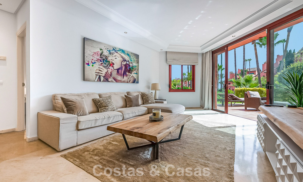 Prestigioso apartamento en planta baja con jardín en venta en un complejo en primera línea de playa entre Marbella y Estepona 804979