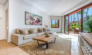 Prestigioso apartamento en planta baja con jardín en venta en un complejo en primera línea de playa entre Marbella y Estepona 804979 