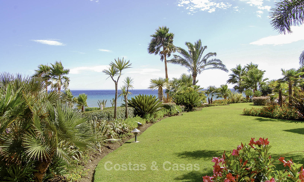 Prestigioso apartamento en planta baja con jardín en venta en un complejo en primera línea de playa entre Marbella y Estepona 805000