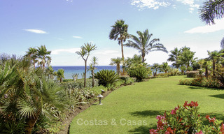 Prestigioso apartamento en planta baja con jardín en venta en un complejo en primera línea de playa entre Marbella y Estepona 805000 