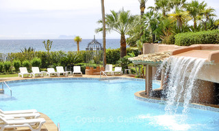Prestigioso apartamento en planta baja con jardín en venta en un complejo en primera línea de playa entre Marbella y Estepona 805001 