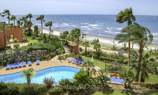 Prestigioso apartamento en planta baja con jardín en venta en un complejo en primera línea de playa entre Marbella y Estepona 805003 
