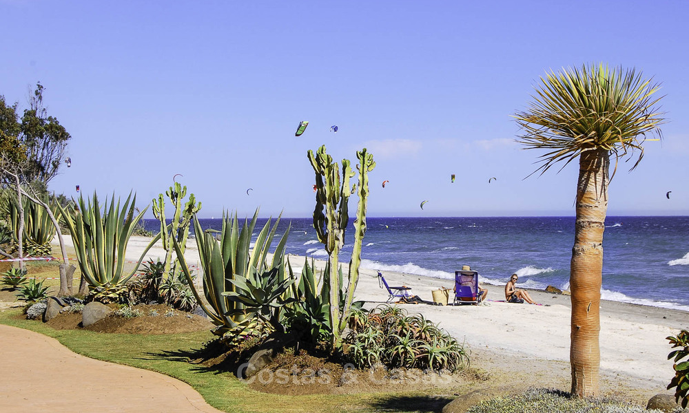 Prestigioso apartamento en planta baja con jardín en venta en un complejo en primera línea de playa entre Marbella y Estepona 805005