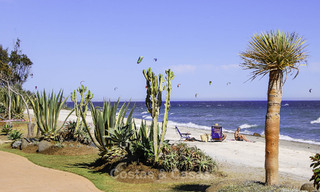 Prestigioso apartamento en planta baja con jardín en venta en un complejo en primera línea de playa entre Marbella y Estepona 805005 