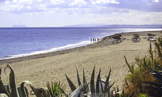 Prestigioso apartamento en planta baja con jardín en venta en un complejo en primera línea de playa entre Marbella y Estepona 805008 