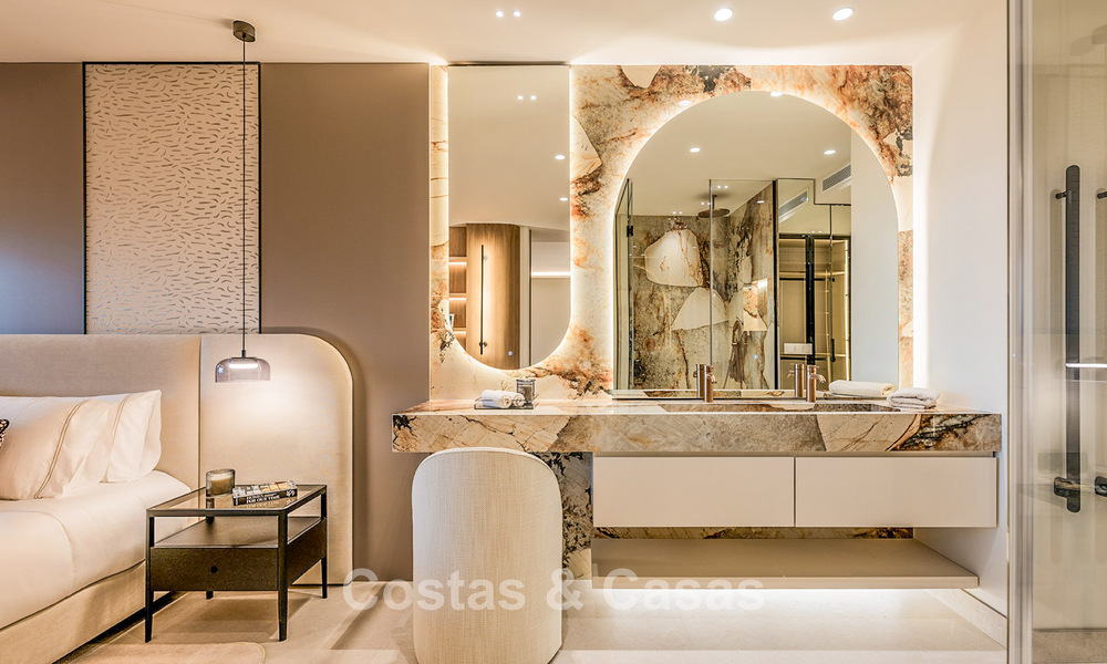 Apartamento contemporáneo reformado con vistas abiertas al mar en venta en la Nueva Milla de Oro, entre Marbella y Estepona 804703